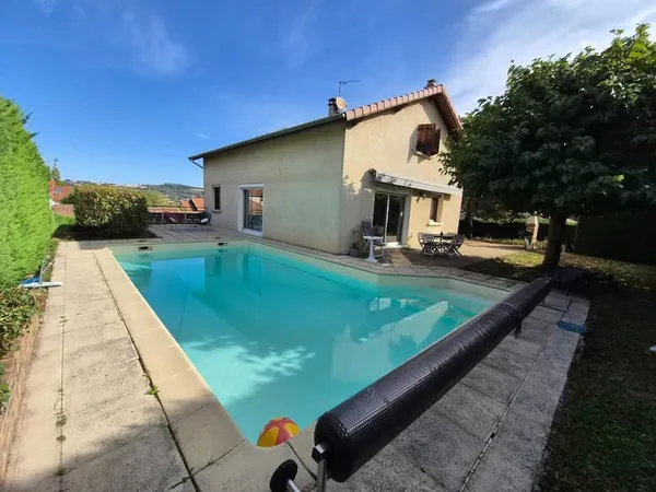 Grande maison familiale atypique avec piscine
