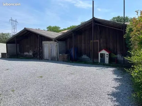 Vertou, à côté de la gare - Hangar d'environ 100 m² avec accès voiture et utilitaire
