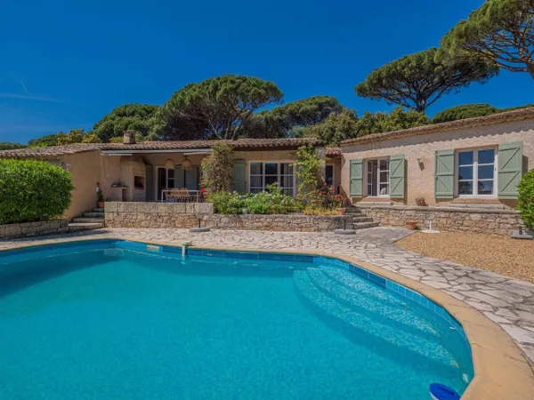 SAINTE MAXIME - VILLA PROVENCALE AVEC PISCINE PROCHE DES COMMER