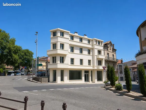 Local professionnel / commercial de 400 m² - Place de la Paix à Aubenas (Jules)