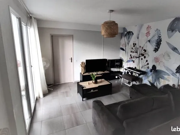 Chambre en colocation dans grand appartement