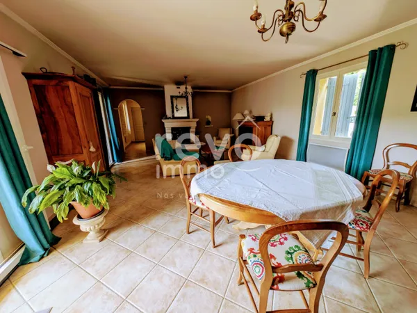 Vivre de plain-pied, au calme, avec piscine et jardin arboré !