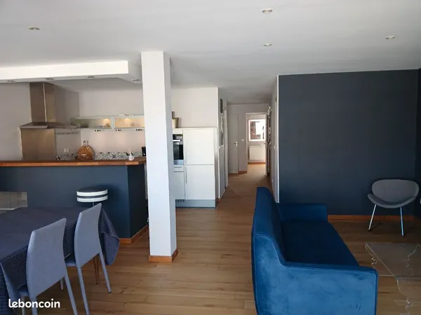 Location meublée à l'année d'un appartement spacieux avec grande terrasse