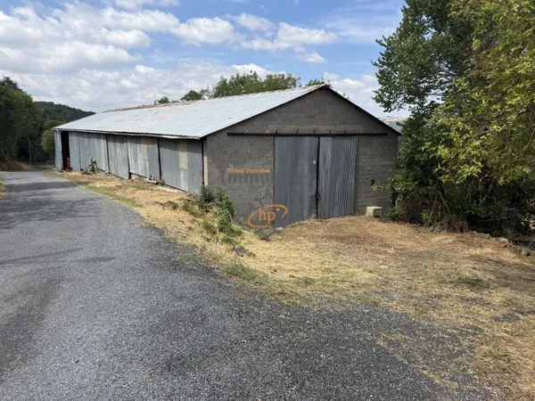 Vente hangar avec aire de stockage Saint Victor et Melvieu