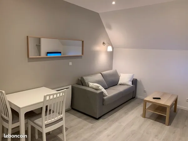 Studio à Paris, 21m² calme, proximité commerces, meublé TV, lave linge, 2 fenêtres