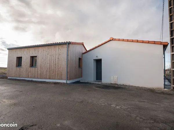 Maison T4 de plain-pied entièrement rénovée - 86 m² - 3 chambres - jardin 500 m² - DPE A