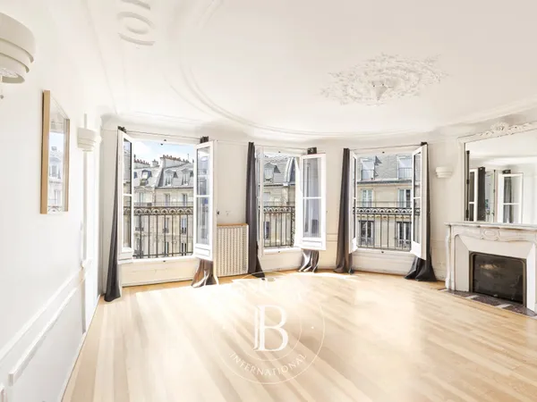 Vente Appartement - Paris 1er - 4 Pièces - Ascenseur - Balcon