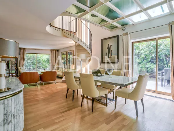 Vends appartement 151m² Neuilly-sur-Seine - Duplex d'exception avec jardin privatif