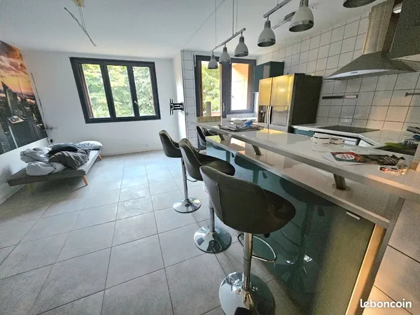 Appartement F3 60 m² rénové - 3e étage avec ascenseur -
