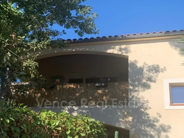 Haut de villa avec terrasse et place de stationnement