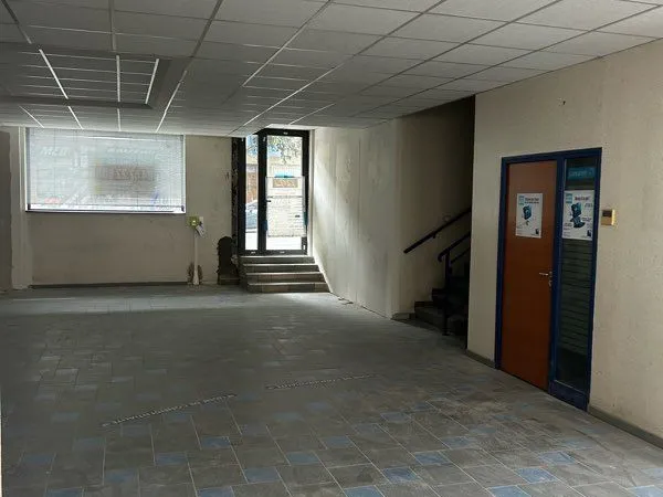 Local rdc + 5 bureaux à l'étage