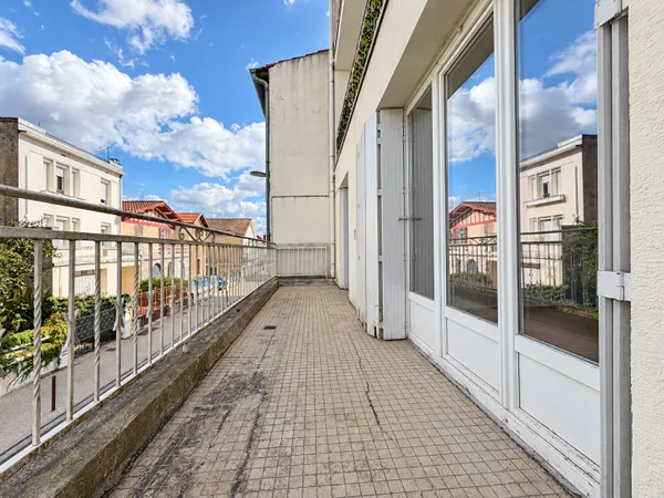 AGEN CENTRE VILLE - appartement T3 de 86 m² traversant et lumineux avec terrasse, ascenseur et garag