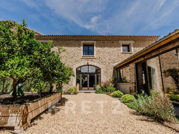 Propriété de luxe rénovée dans le Sud de la France avec jardin paysager et prestations premium