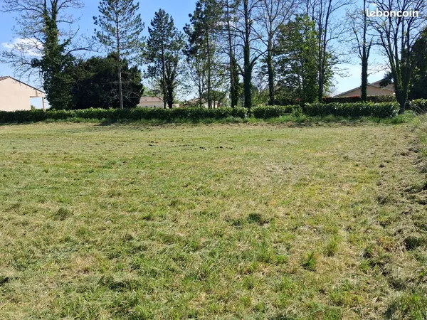 Terrain plat 1333 m2 à Casteljaloux