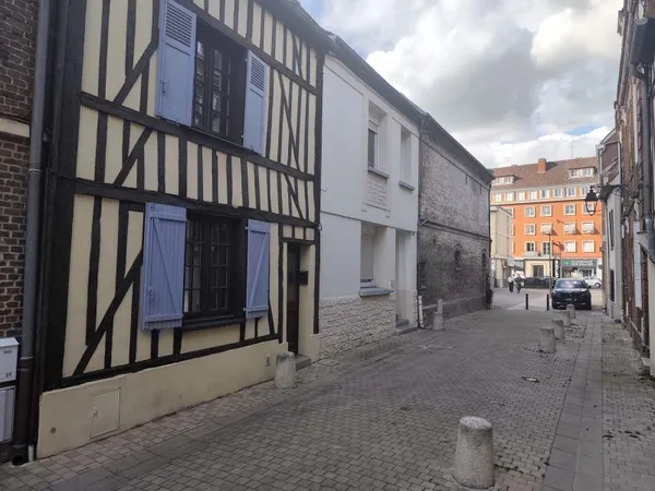 PLEIN CENTRE VILLE, MAISON ANCIENNE DE CARACTERE AVEC STUDIO ET JARDIN DE 140 M2 HAB DANS RUE PIETON