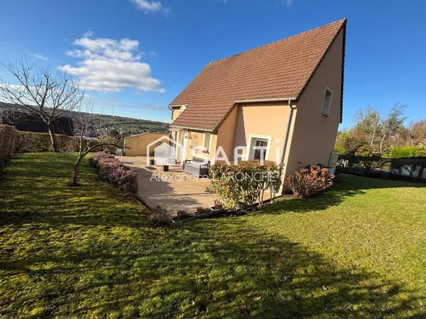 Maison idéalement située, avec une vue dégagée, et proche des commerces