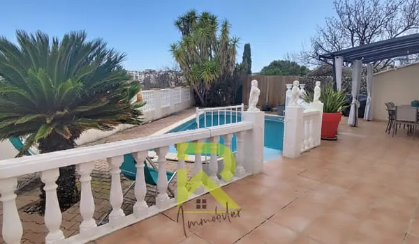 Villa avec grand garage et piscine
