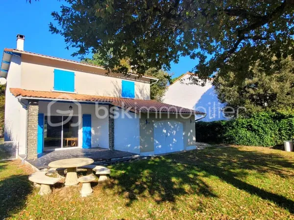 MAISON DE 111 M2, 3 CHAMBRES + BUREAU + PISCINE ET GARAGE SUR 850 M2 DE TERRAIN