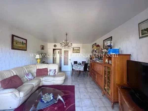 Bel appartement traversant Traverse Regny 9eme Arrdt