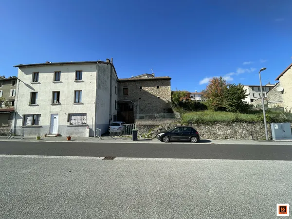 Maison avec grange et terrain en ville