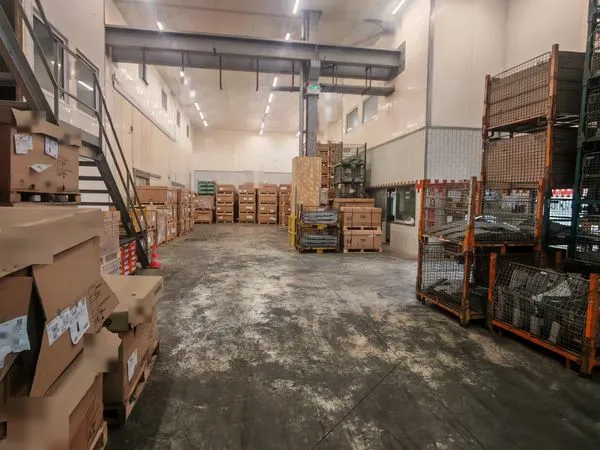 A Louer à GRETZ : entrepot 1620m2 avec extérieur - Zone lavoisier