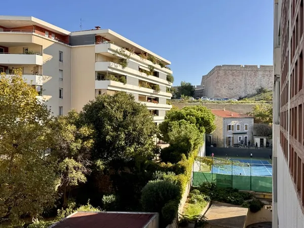 MARSEILLE 7€ T2 TRAVERSANT DE 45 m2 À RÉNOVER À DEUX PAS