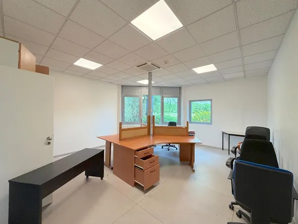 Local commercial/bureau 30 m², état neuf, belles prestations