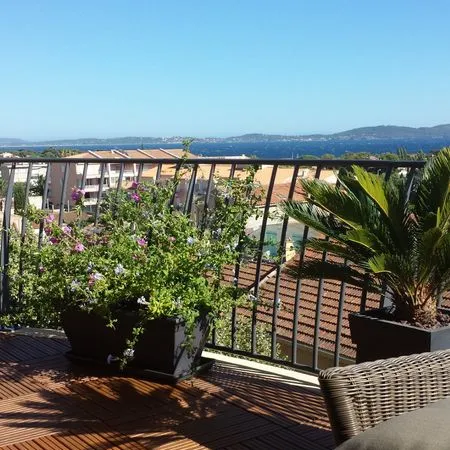 Grand T2 vue mer centre-ville Carqueiranne