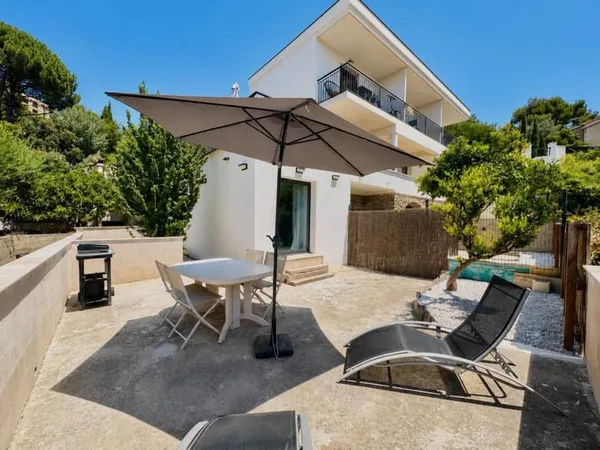 Studio rénové avec terrasse à vendre- Proche Plage et centre-ville du Lavandou