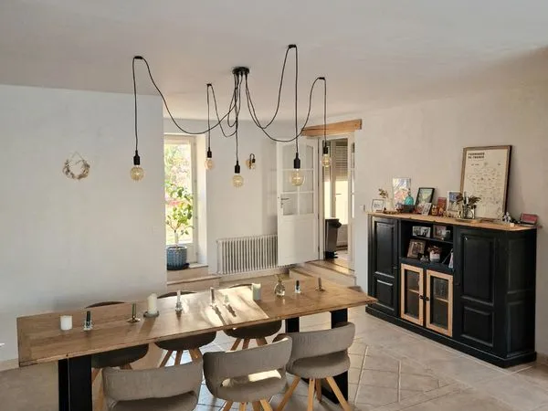 Maison familiale dans un village dynamique