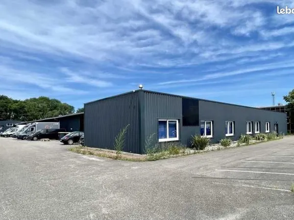 Local d'activité 1 047 m²
