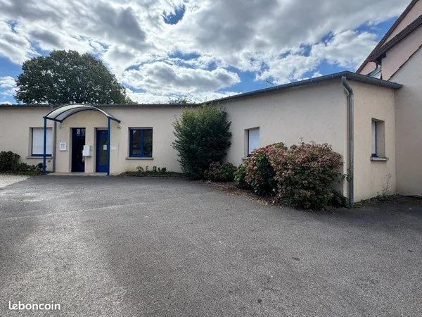 À louer — Cabinet médical / Local professionnel de 100 m² — Cosne-Cours-sur-Loire (58200) Adresse : 