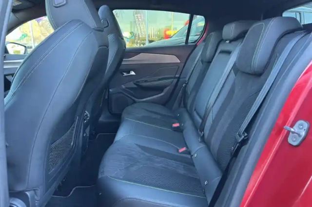 Peugeot 308 phev 180 e-eat8 — photo 11
