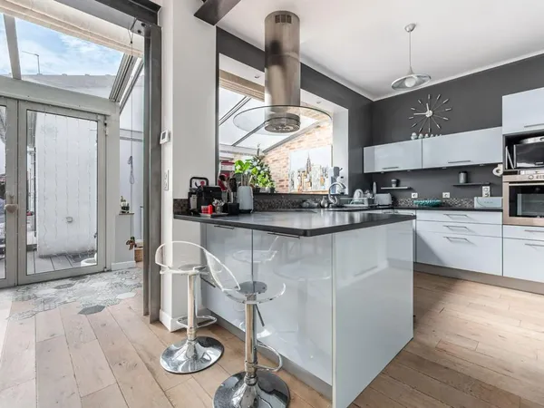 A VENDRE A SURESNES QUARTIER REPUBLIQUE MAISON 7 PIECES / 5 CHAMBRES