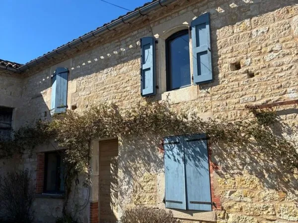 Authentique maison en pierre avec dépendances et fort potent