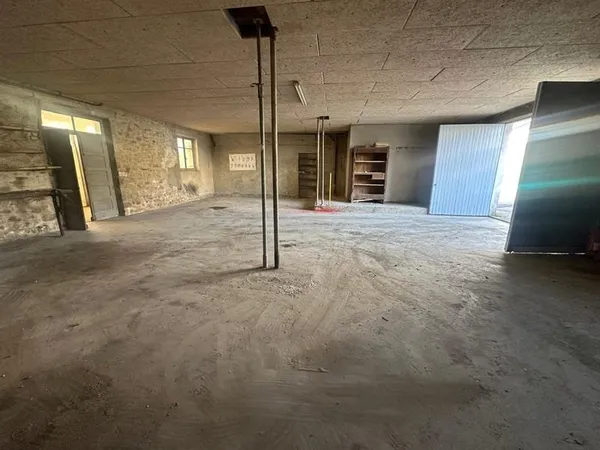 Dépôt et bureaux à la location
