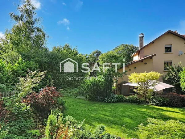 Maison avec 5 chambres, 2 garages, terrasses et jardin!