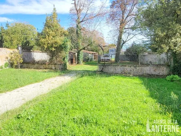 MAISON BOURGEOISE EN PIERRE DE 368 M2 SUR UN TERRAIN DE 1150 M2 environ