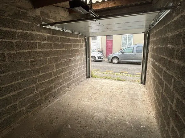 Garage avec ÉLECTRICITÉ