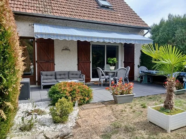 Pavillon indépendant avec terrasse, garage et beau jardin