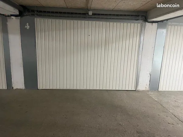 Grand garage sécurisé