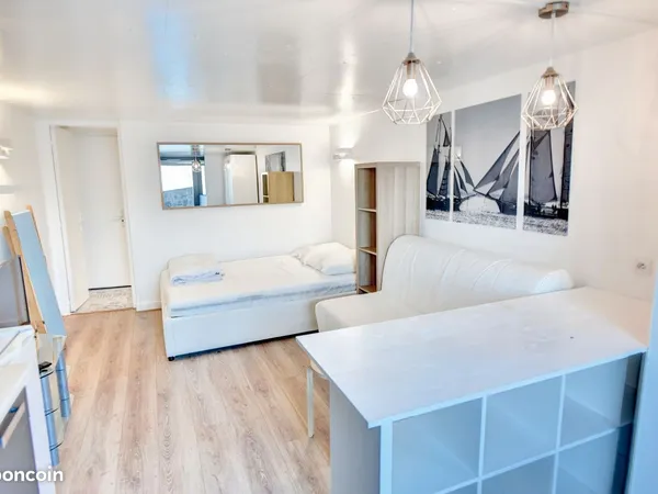 Studio meublé proche frontière face au lac Léman - disponible le 18 septembre