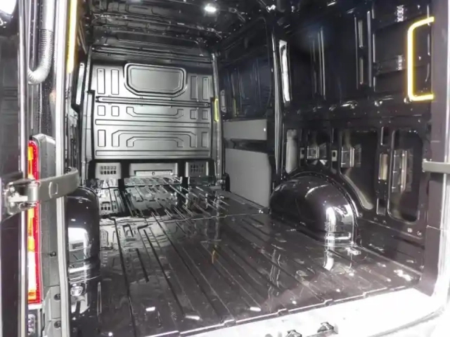 Volkswagen Crafter fg 35 l3h3 2.0 tdi 177ch business traction bva8 — photo 6