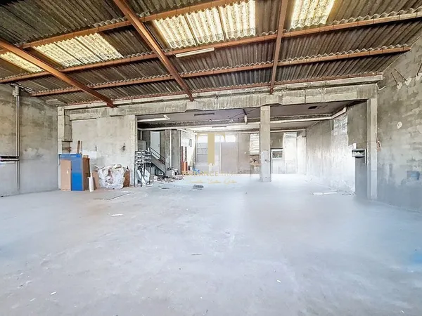 Immeuble industriel 4 pièces 285 m²