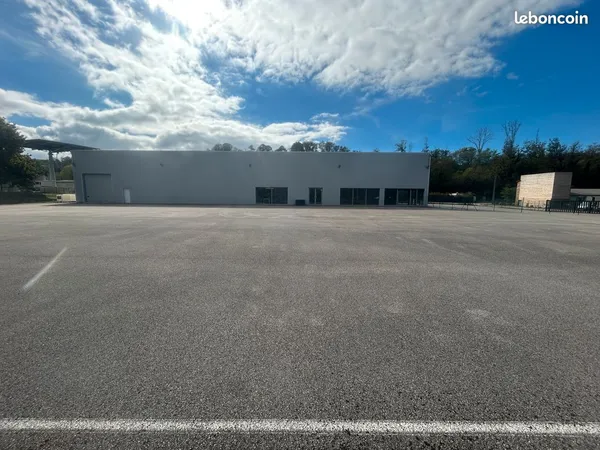 À LOUER ou À VENDRE Bâtiment Industriel & Commercial (2017) de 1 111 m² en Bordure de la D1084