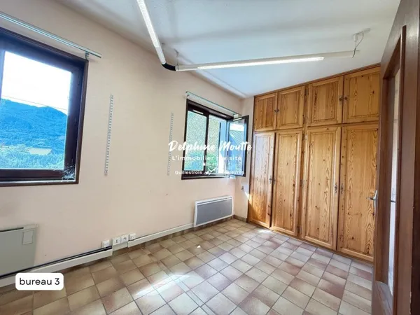 EYGLIERS- Surface de 116 m2 avec un fort potentiel d'aménagement
