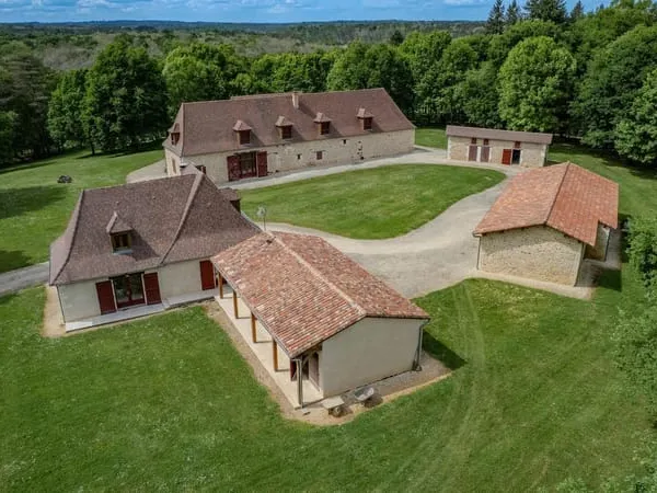 Domaine d'exception sur 100 hectares de forêt privée et bâtis en pierre. Vidéo sur demande