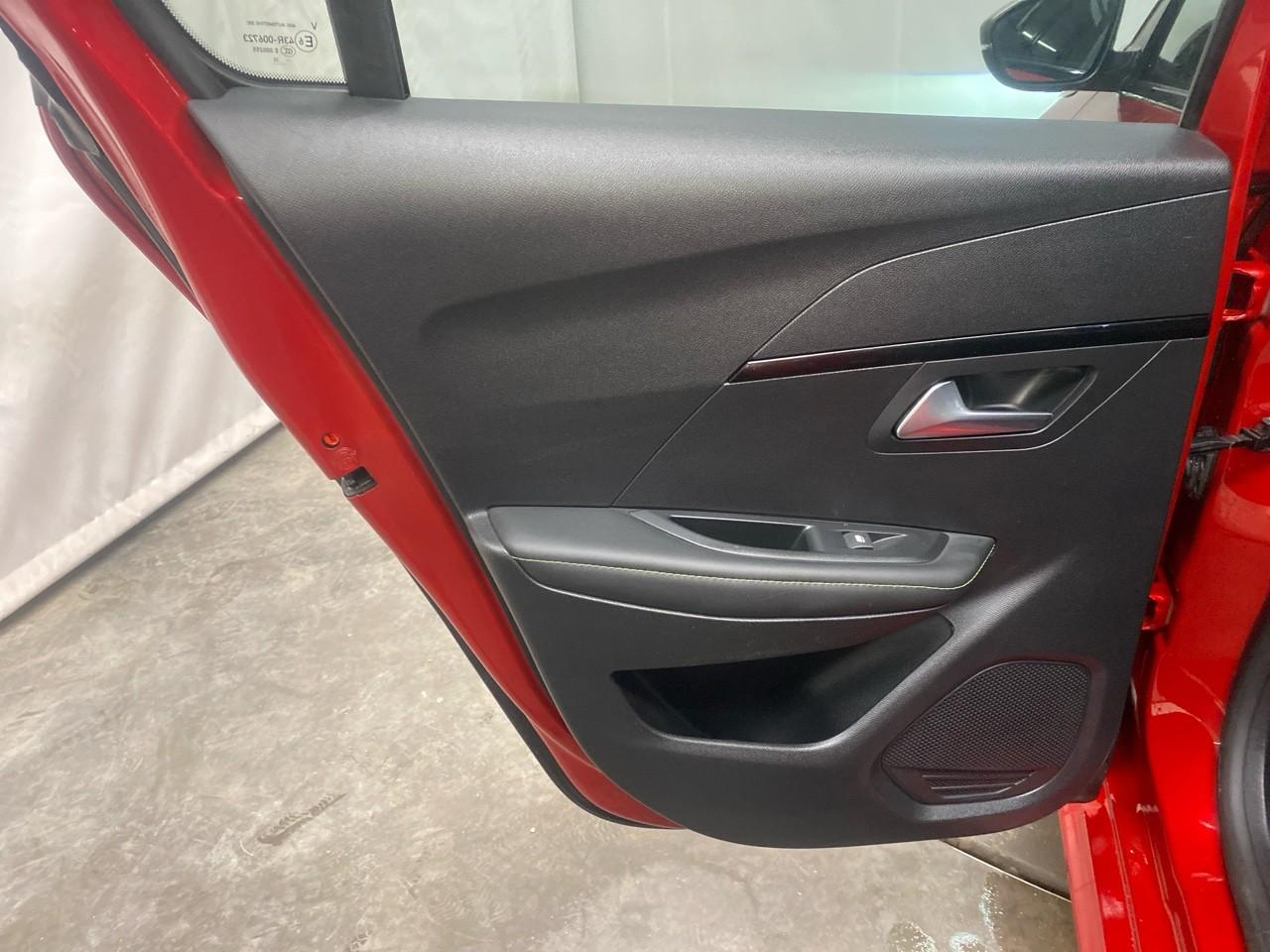 Peugeot 208 puretech 100 s&s eat8 gt pack — photo 27