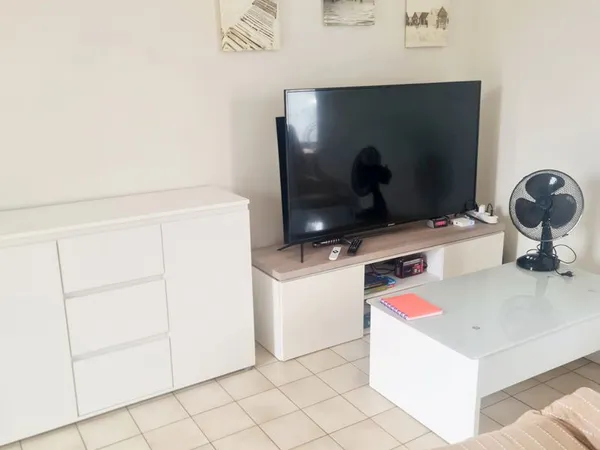 Grand studio maison de ville appartement meubleé 30 m avec terrasse et parking proche centre ville