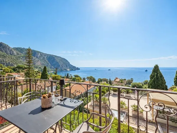 Eze : Élégante villa rénovée à deux pas des plages